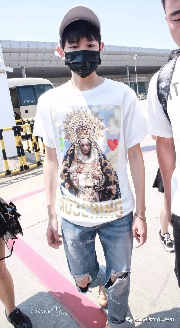 王源演唱会穿秀禾服,王源沸腾之夜黑西装