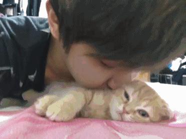 当你亲女生的时候她一直躲着,女生亲你的时候嘟嘴