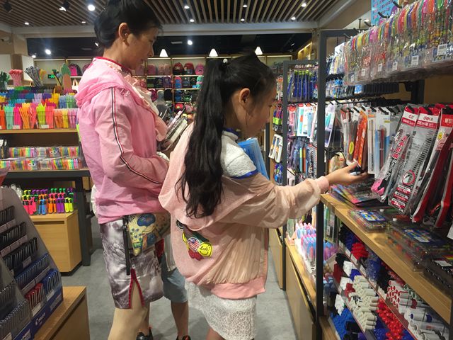 开学季多数家长开学清单花费过千老师建议：理性面对开学消费