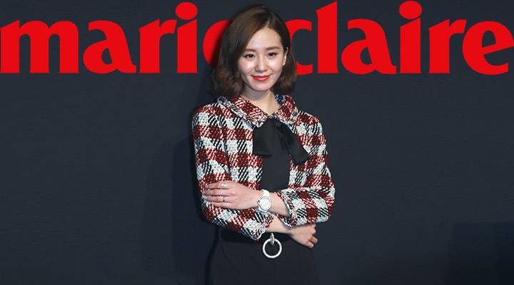 领口黑丝带搭得好时尚Icon，搭不好隔壁村服务员阿花