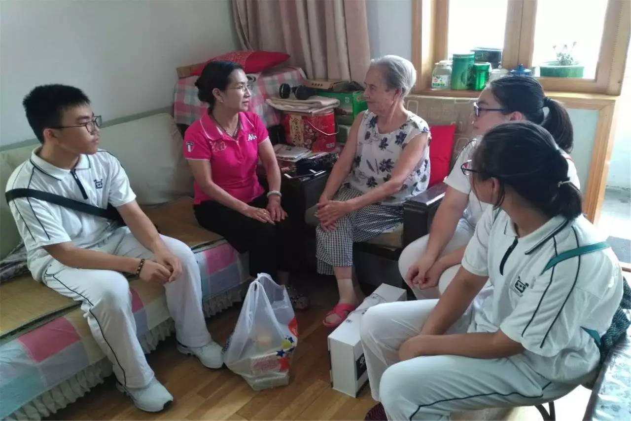 为关爱老人的小伙子点赞,关爱老人为村两委点赞