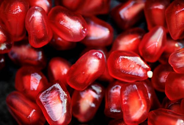 不用刀剥石榴怎么剥更快,怎么用手剥石榴剥得快