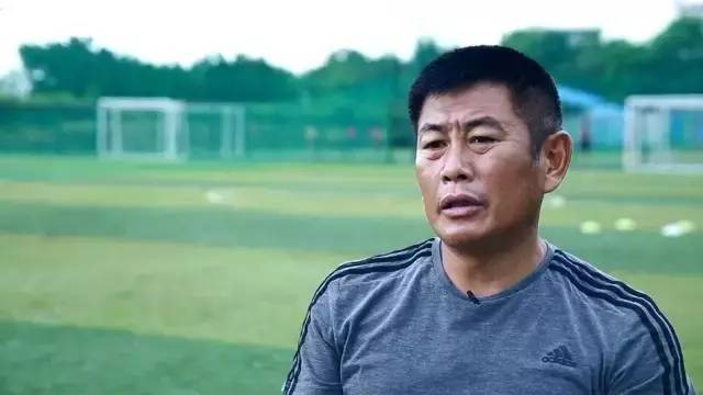 这群15岁就会结婚的女孩，一边捡垃圾一边踢球，竟连续三年勇夺世界冠军