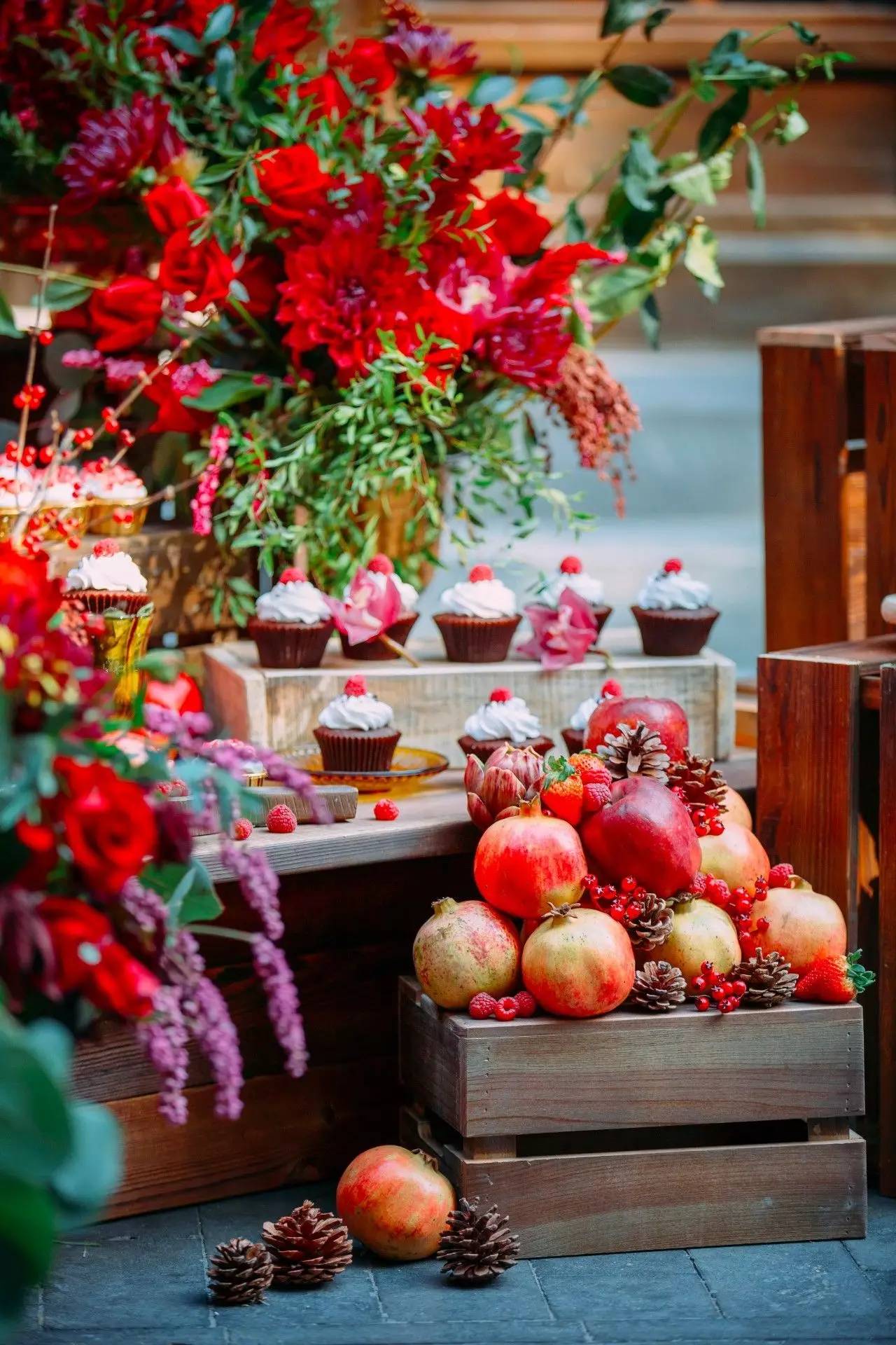 庭院婚礼中式红色系,红蓝撞色庭院中式婚礼