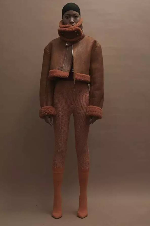 穿巴黎世家的袜子,穿巴黎世家鞋配什么衣服好看