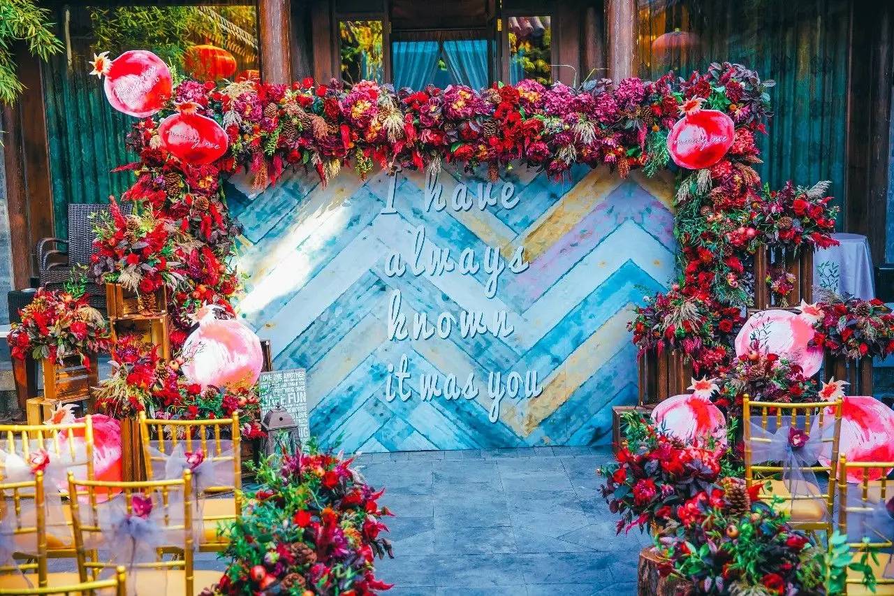 庭院婚礼中式红色系,红蓝撞色庭院中式婚礼