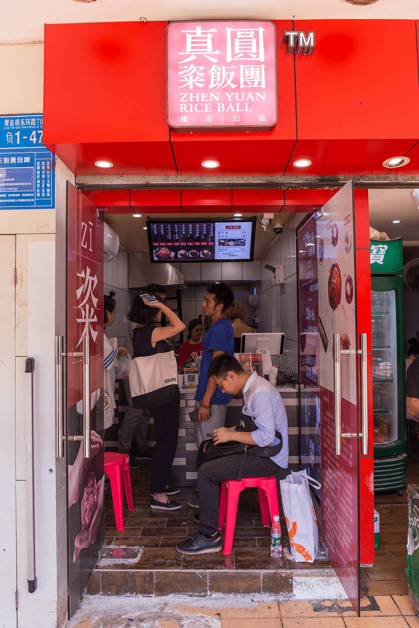 还吃啥子小面!称霸魔都25年的网红饭团杀来重庆,7块钱就能胀翻!