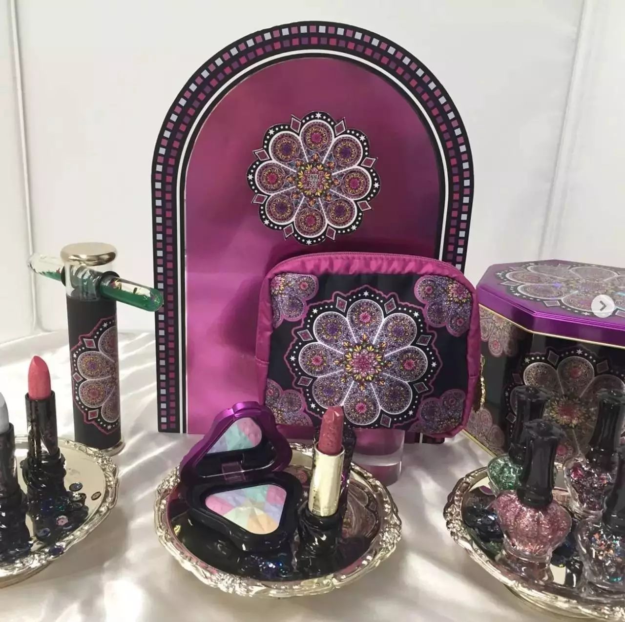 腮红金震惊了手机界？美妆界老司机们却早就开始在圣诞限定上作妖了~