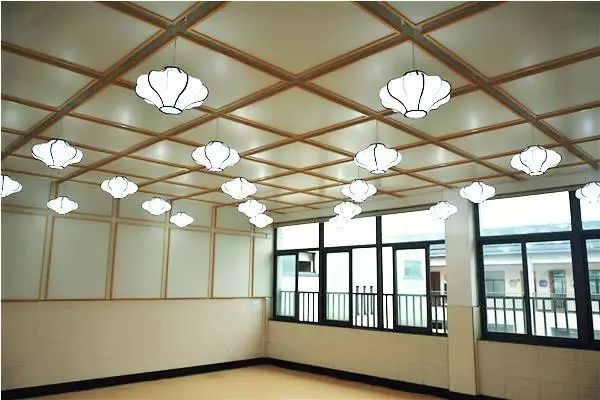 这所小学不仅拥有无敌湖景，还有一个滨江历史博物馆