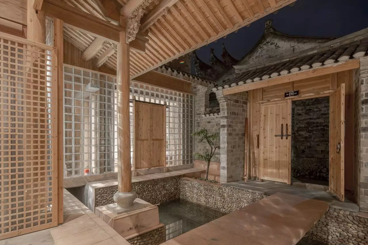 你绝对想不到，在一个唐朝古镇里，藏着大师王灏操刀的纯木客舍！