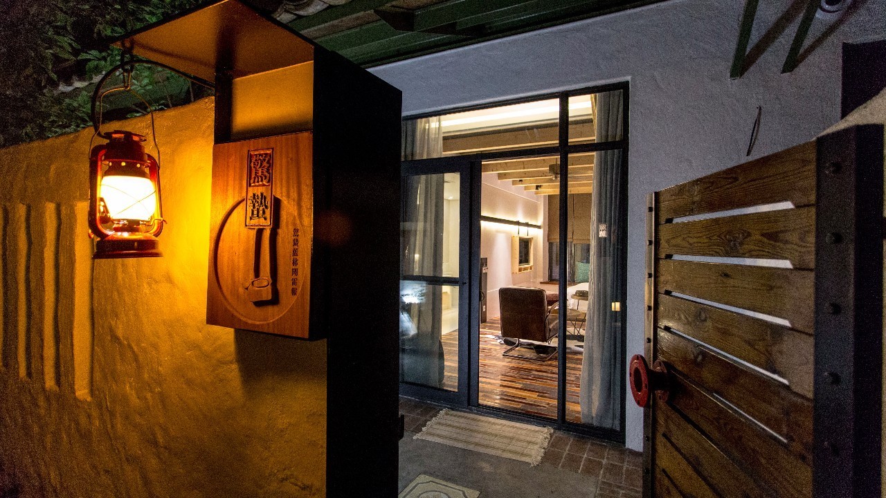 70后文艺大叔跑到这个“会吃福建人”的城市，用花砖、雪茄和伏特加，把废弃的修船厂变成最会撩妹的床