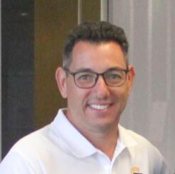 千呐,罗纳尔多的教练来国际港务区上班啦!