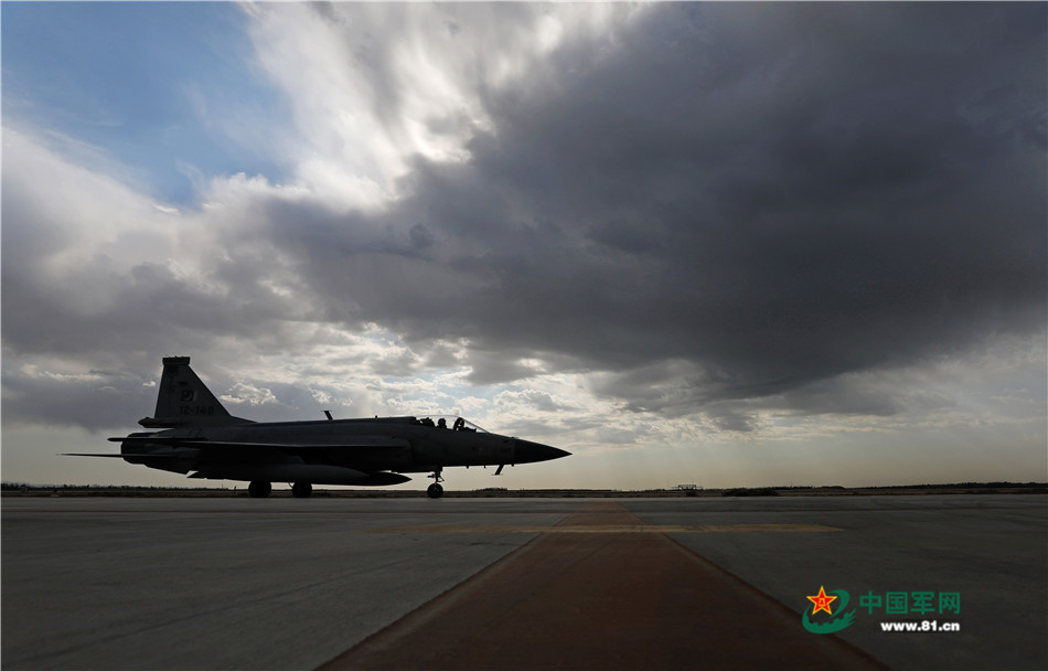 相约长空：巴方空军少将体验飞行中方先进战机