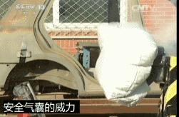 男孩脖子被绳子挂住,小孩被安全带勒脖