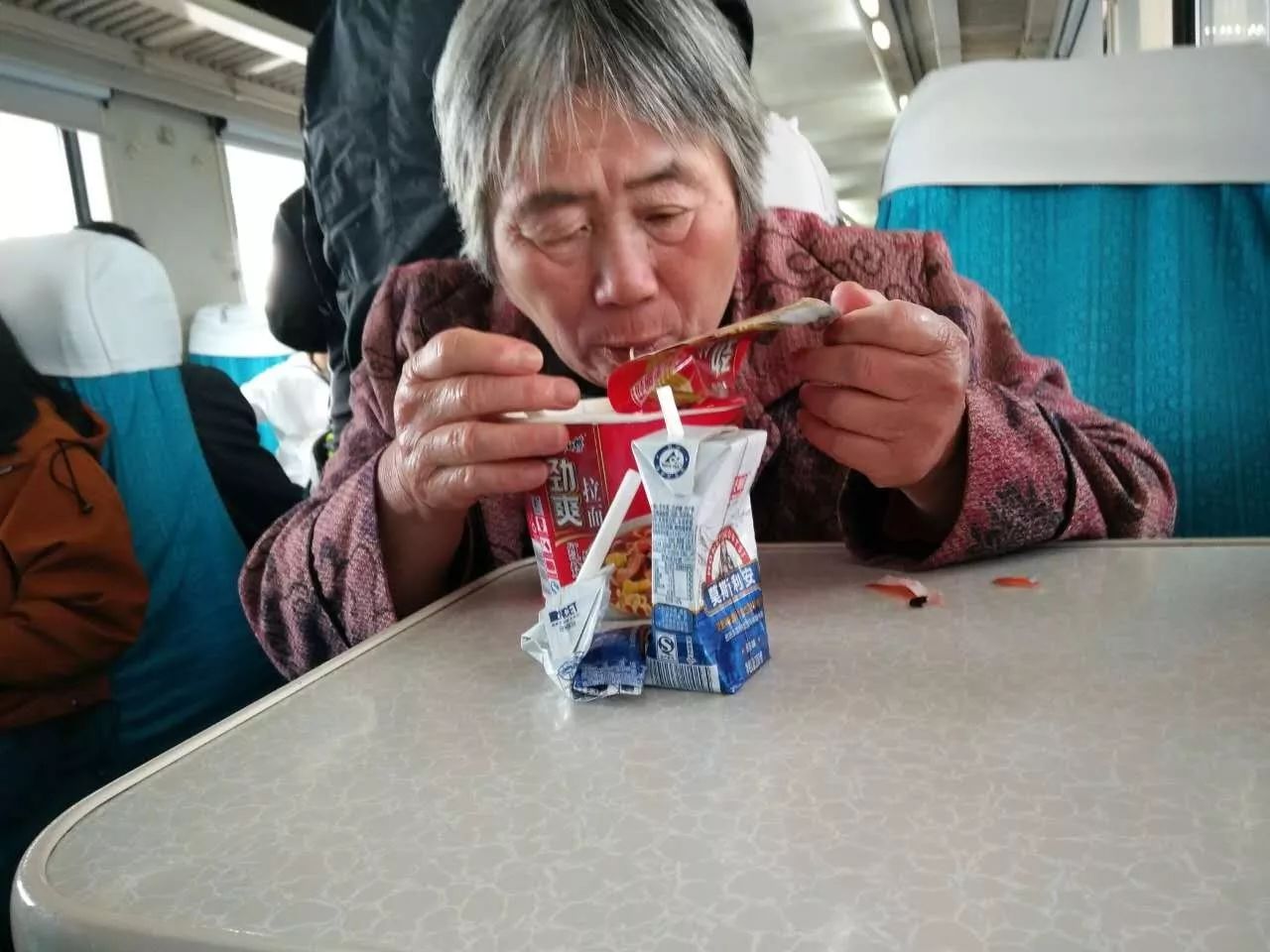 这是滁州火车站的十一假期实拍！世界再大路再遥远，我们也要回家！