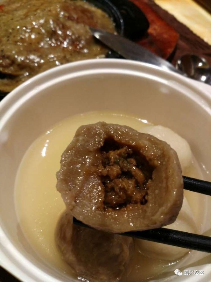 网友说｜点一份牛排竟能免费吃几十道菜，还有这种好事？