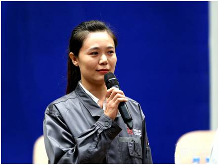 高铁女子接受央视采访,高铁女乘务员上央视开门大吉