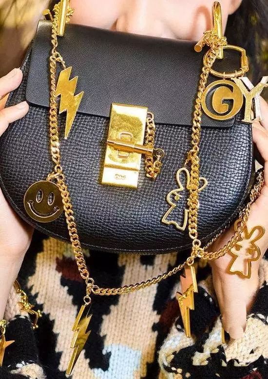 刘雯唐嫣同款小猪包,刘雯背的新款包是什么品牌