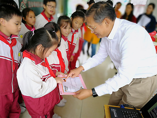 卡特彼勒苏州工厂志愿者访问当地打工子弟学校