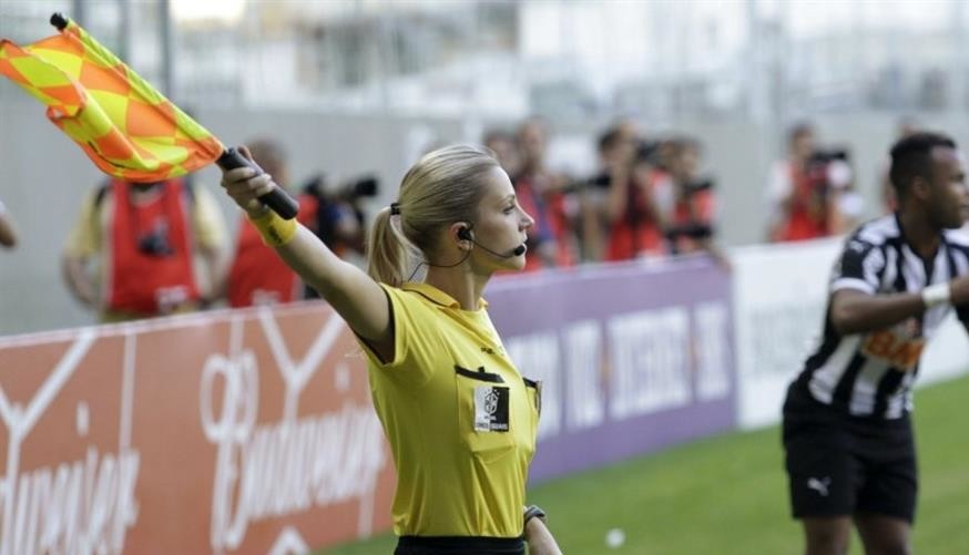 中超裁判摔倒,怎么在中超当裁判