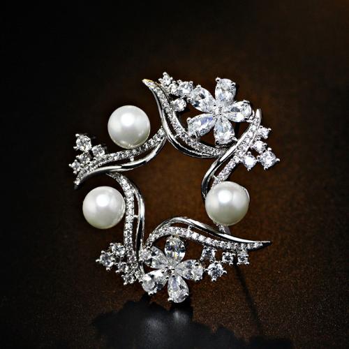 锆石是宝石的一种，由于像极了钻石，所以备受大众青睐，锆石胸光彩夺目是时尚的饰品之一，快来一起欣赏哦