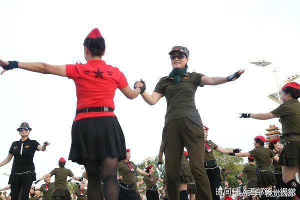 甘肃平凉网红老人跳广场舞,甘肃平凉广场舞大爷