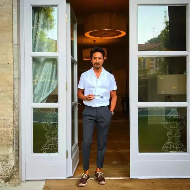 型男必备的简约风衬衫穿搭,潮男必备休闲白衬衫搭配