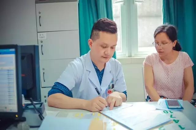 从医18年，经他手的危重疑难孕产妇何止上千？他是华西附二院“男神”教授姚强