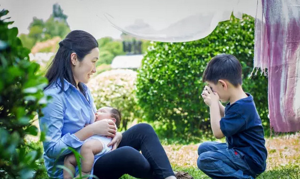 象妈妈和小象拥抱,象妈妈和象宝宝是如何拥抱的