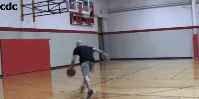 突破时防守人不往前抢怎么过人,面对重心低的防守人如何过人