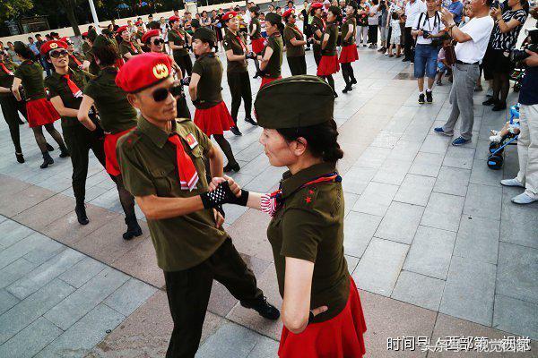 甘肃平凉网红老人跳广场舞,甘肃平凉广场舞大爷