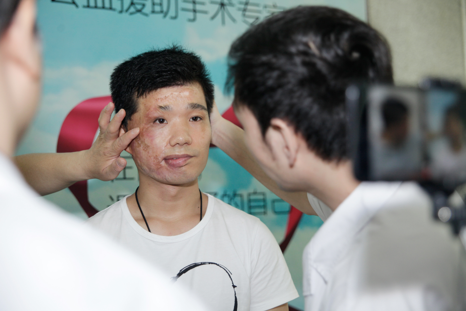 被蒙面外卖小哥的善良感动西婵整形签下20万免费援助协议