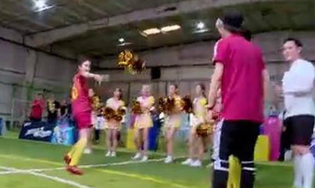 鹿晗球场飞吻,鹿晗壁咚热巴