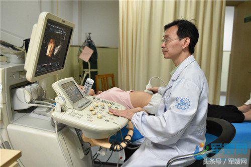 并肩共战的夫妻,并肩作战的战友夫妻