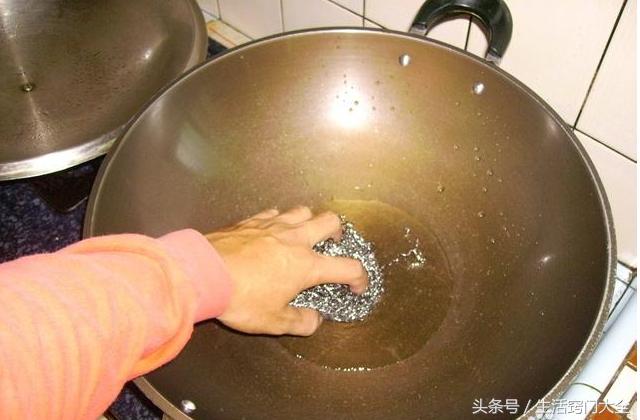 醋加洗洁精可以去衣服上的污渍,顽固的污渍加醋能洗干净吗