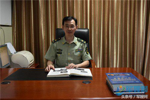 并肩共战的夫妻,并肩作战的战友夫妻