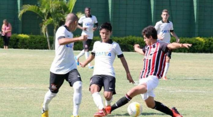 把足球比赛踢成了篮球比赛,把足球打成篮球的比赛