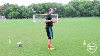 足球带球突破时需要注意什么,足球左脚踩球右脚带球转身教学