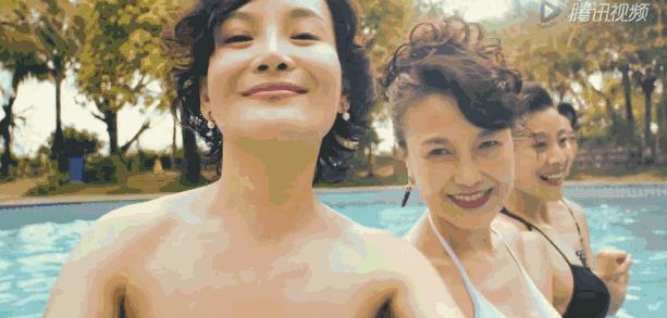 蕾哈娜水晶凉拖卖700块，咱们20年前就在穿，中国大妈又赢了