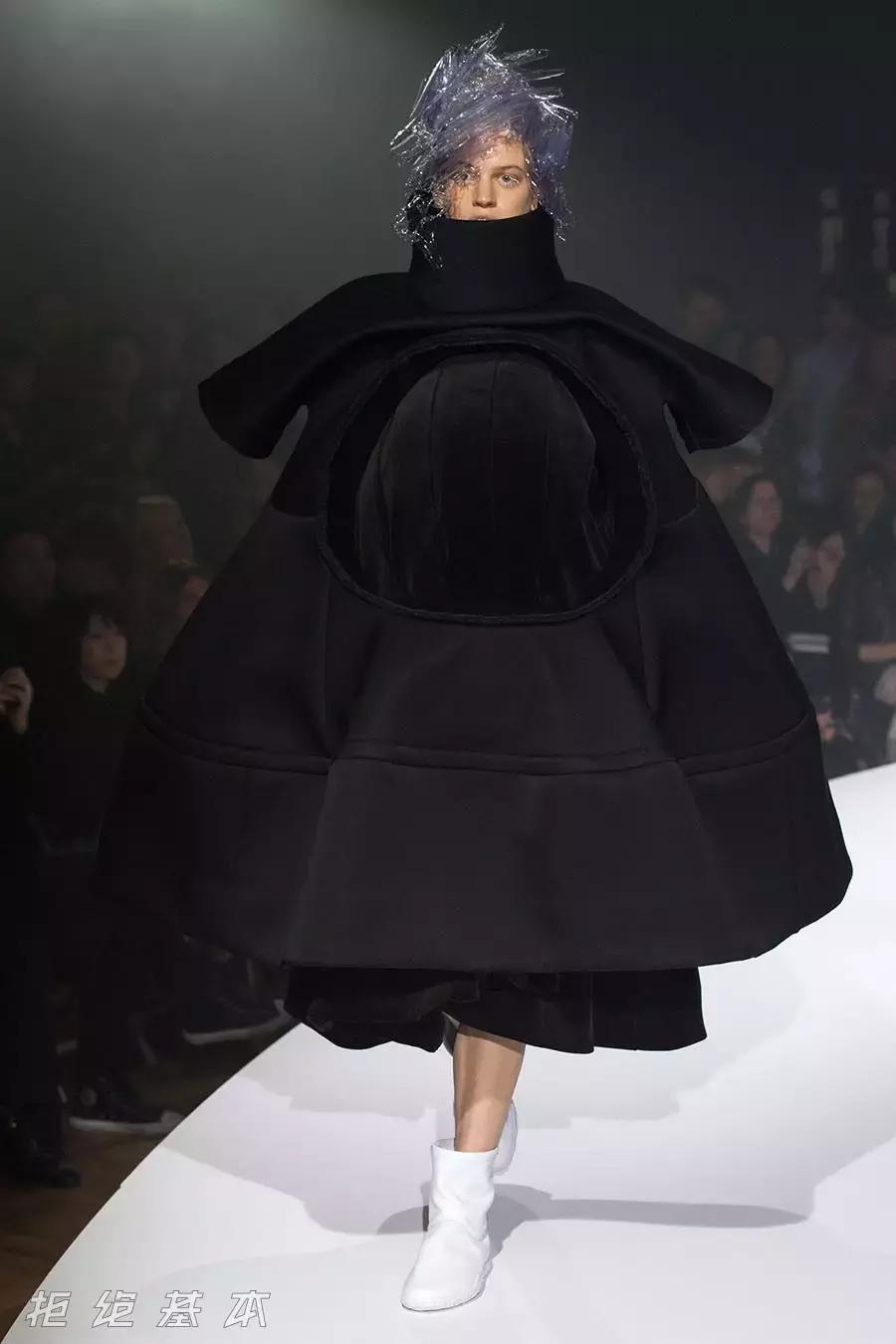 胸前有个爱心洞的大版t恤,胸前有爱心的半背衣