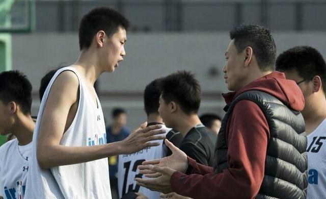 又一篮球天才横空出世！17岁身高2米16，将接班国手老爸