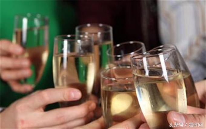 在酒桌上被人恶意灌酒报警,假如酒桌上有人故意不给你敬酒