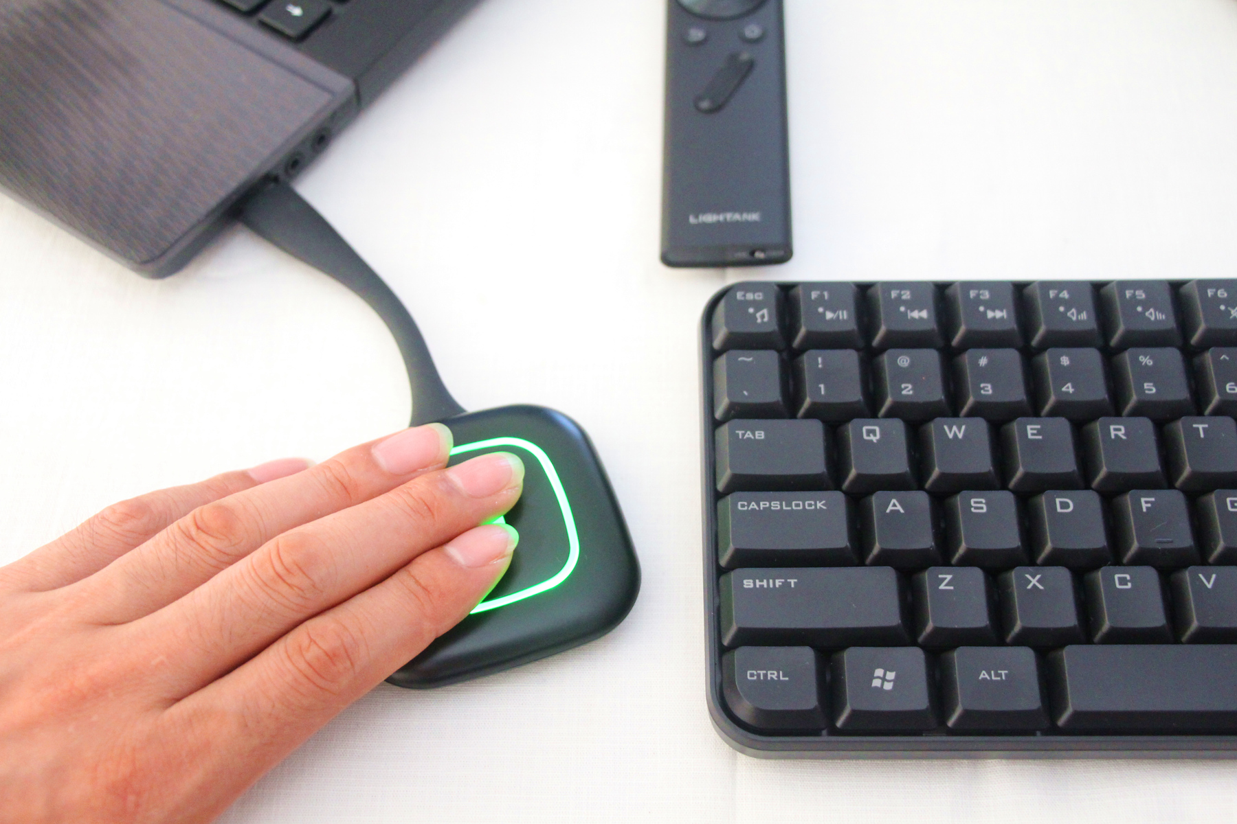 商务投影仪不再笨重难用，“拍拍”即可同屏，操作体验超爽快