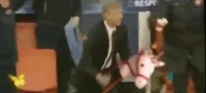 足球加上摇摆的特效,足球特效动图