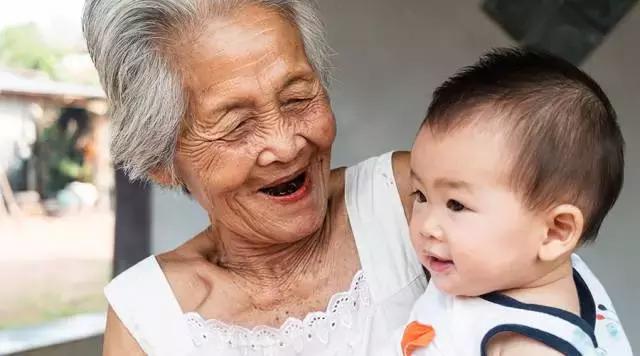宝宝亲老人不亲爸妈怎么办,怎么才能让孩子不跟奶奶亲