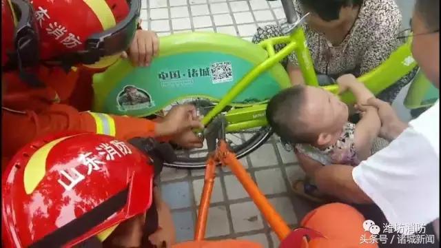 小男孩被电梯夹断胳膊,小孩手指被三轮车夹住