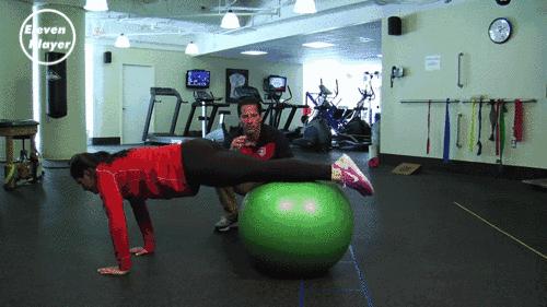 足球运动员保护膝盖的锻炼方法,足球训练如何保护膝盖