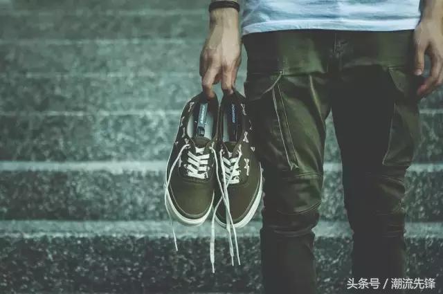 干掉一位鞋头很简单，你只需要踩脏他的球鞋！