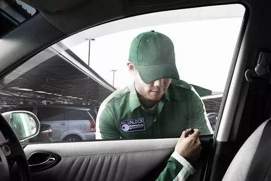 自动落锁钥匙锁在车里了怎么办,车钥匙丢了怎么办车会被偷么