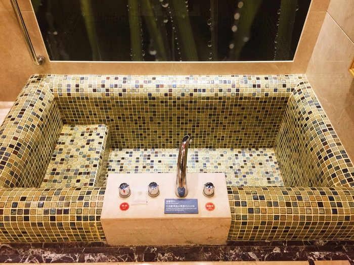 一个、两个非洲友人都晒中暑了，妈妈我要去巴伐利亚避暑